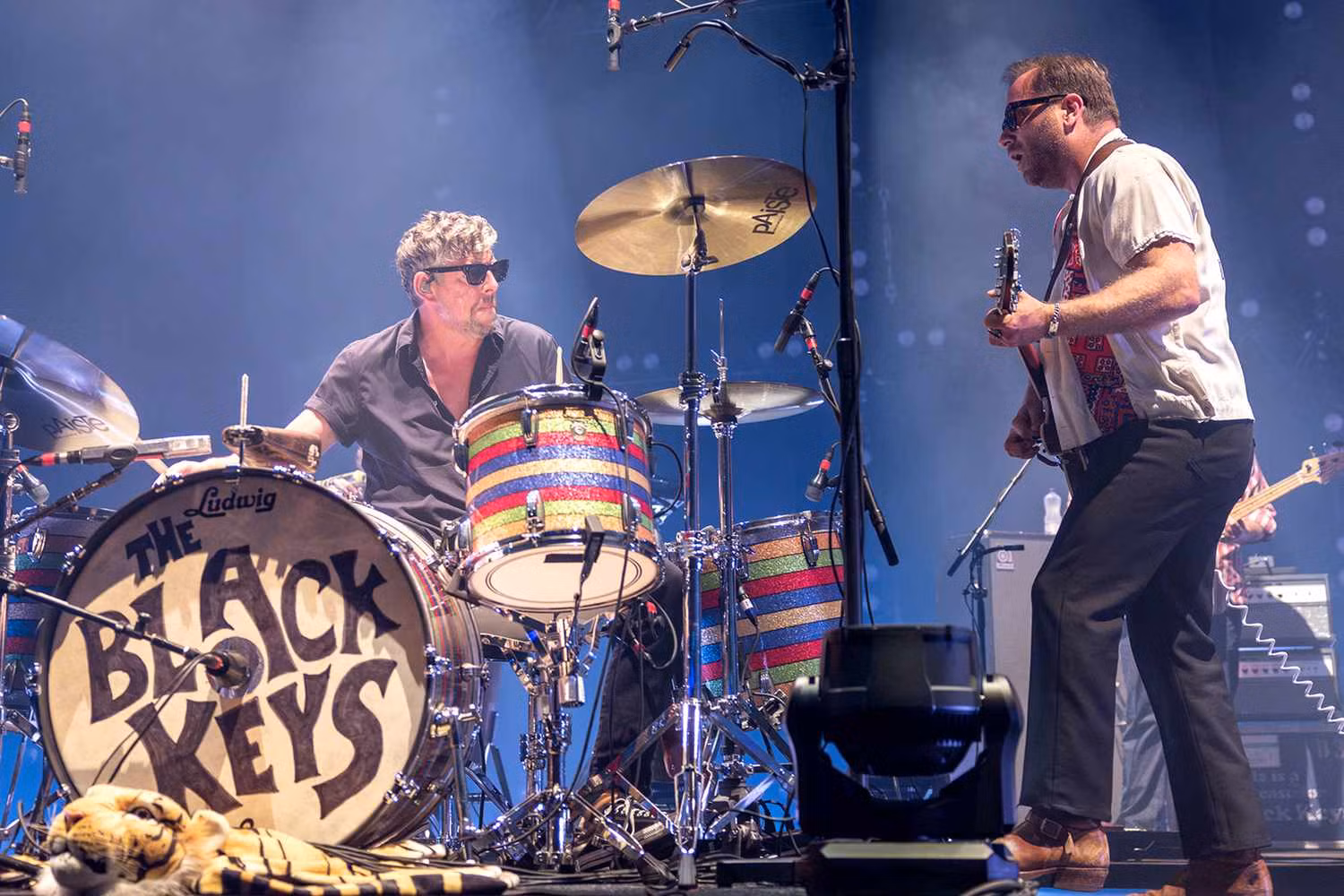 the black keys là nhóm nh%3fc rock ngu%3fi m%3f có hai thành viên- dan auerbach và patrick carney.jpeg -1