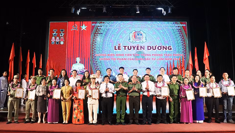Tuyên dương 10 gương điển hình tiên tiến trong phong trào phòng chống tội phạm quận Bắc Từ Liêm -0