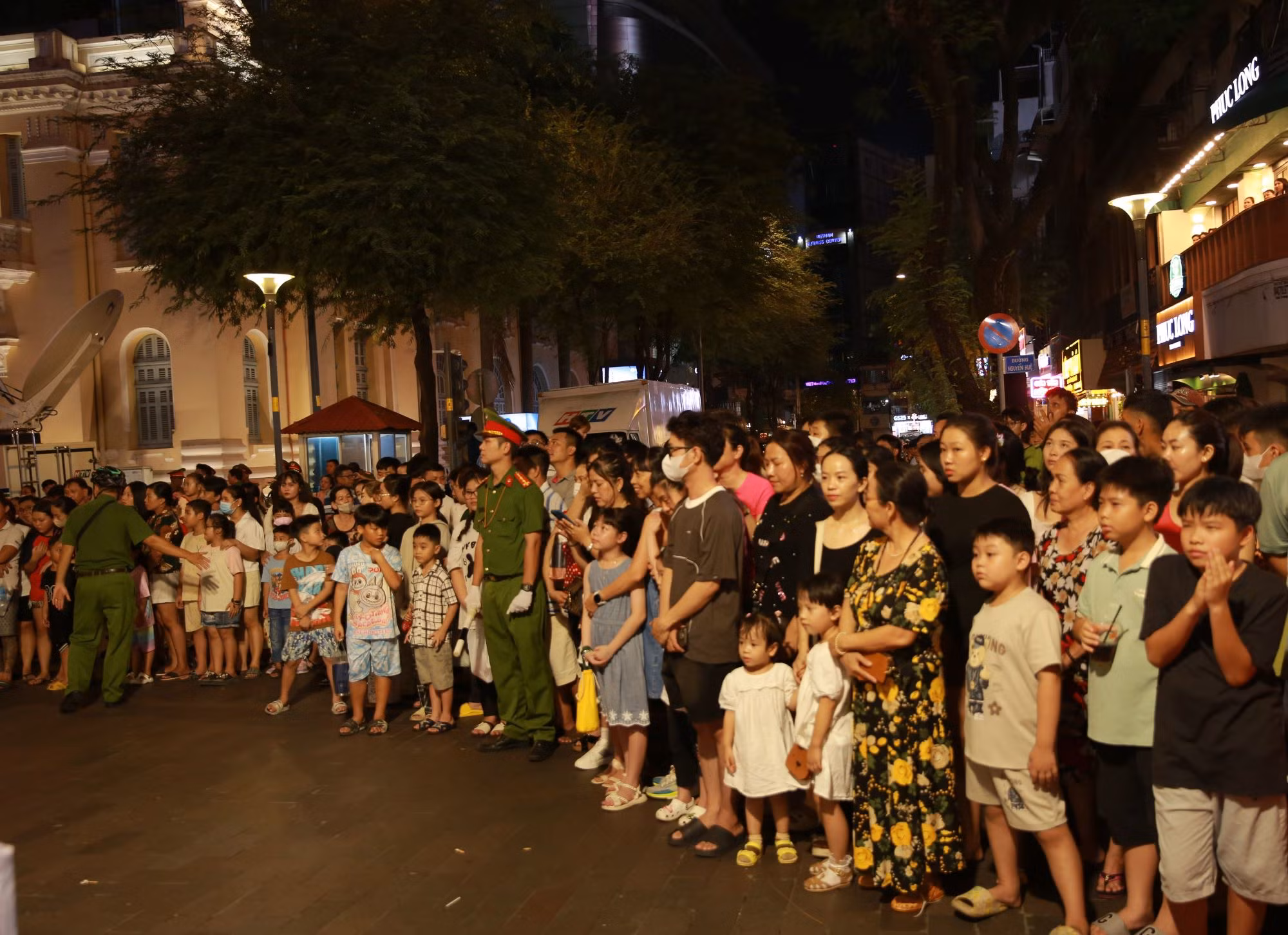 Công an đảm bảo ANTT tại chương trình biểu diễn nghệ thuật trên phố đi bộ Nguyễn Huệ -0