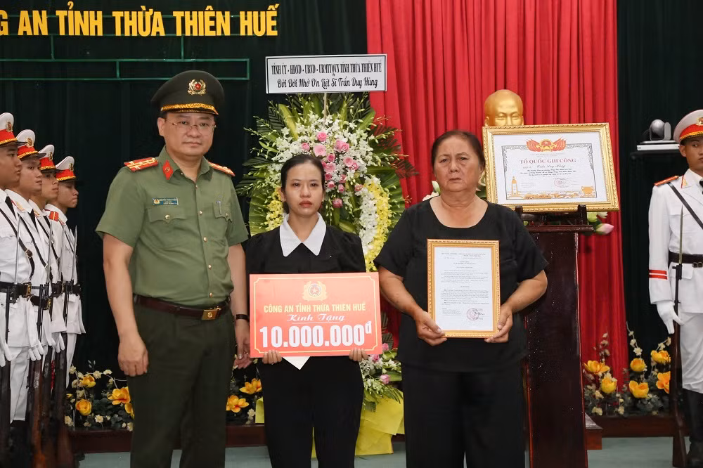 Trao Bằng Tổ quốc ghi công đối với Liệt sỹ Trung tá Trần Duy Hùng -0