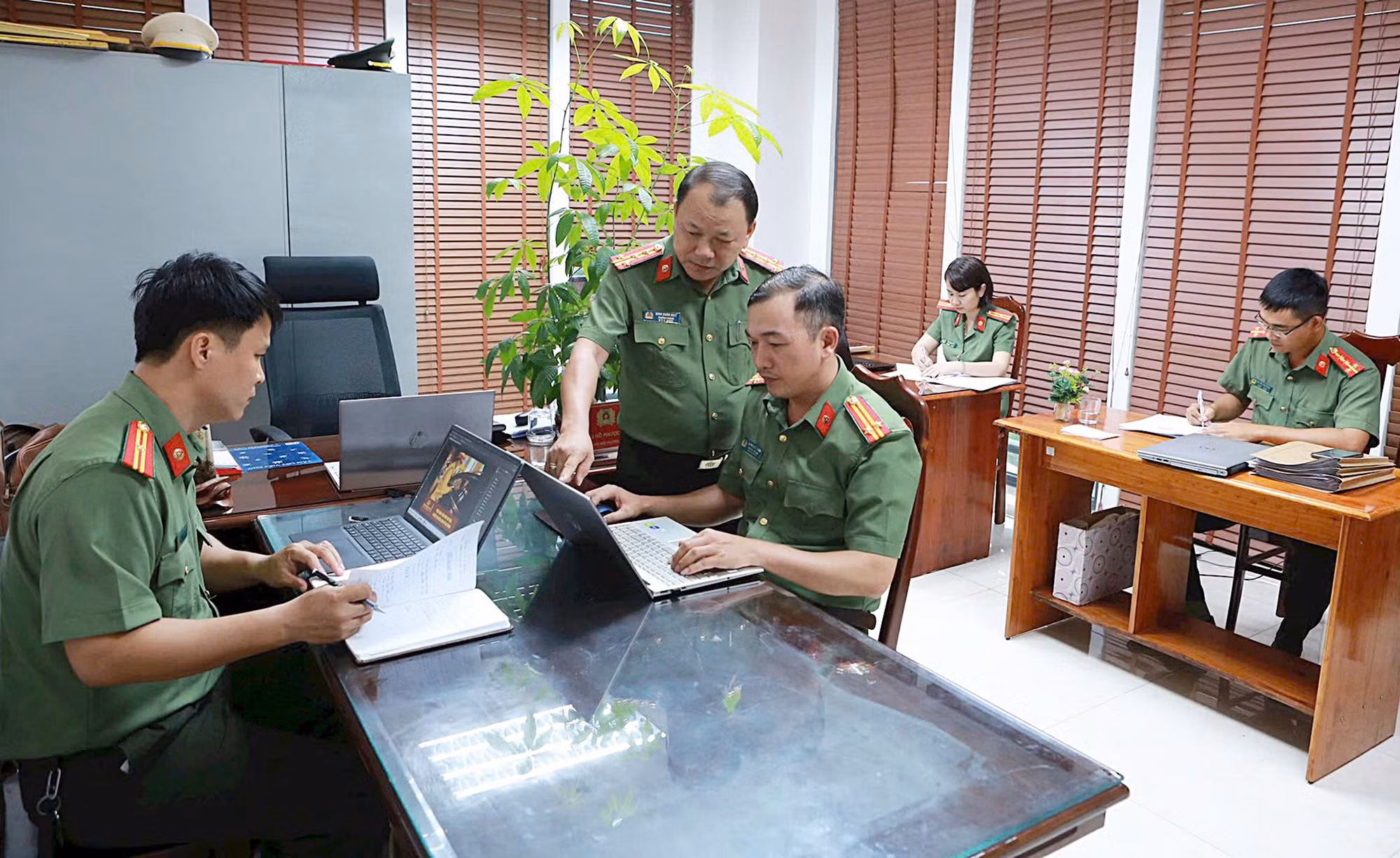 Cán bộ Phòng An ninh chính trị nội bộ Công an tỉnh Quảng Nam xử lý thông tin kịp thời, chính xác, góp phần loại bỏ thông tin xấu độc trên mạng xã hội.