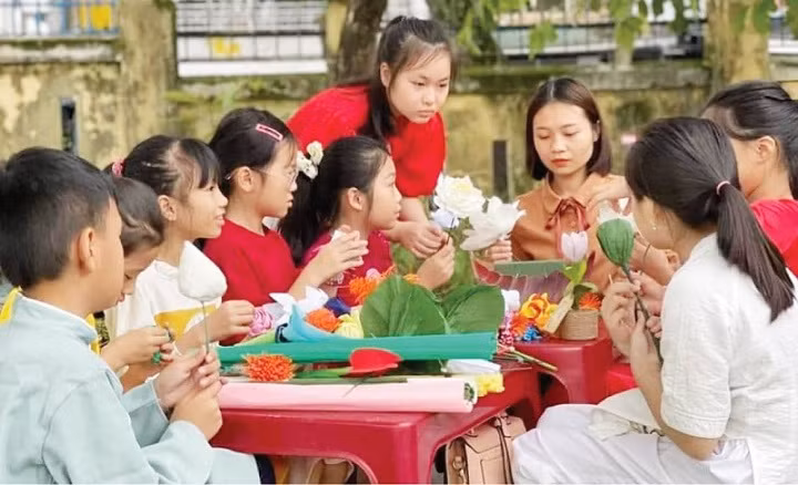 Ngành Giáo dục và Đào tạo TP Huế đón nhận Huân chương Lao động hạng Nhất -0