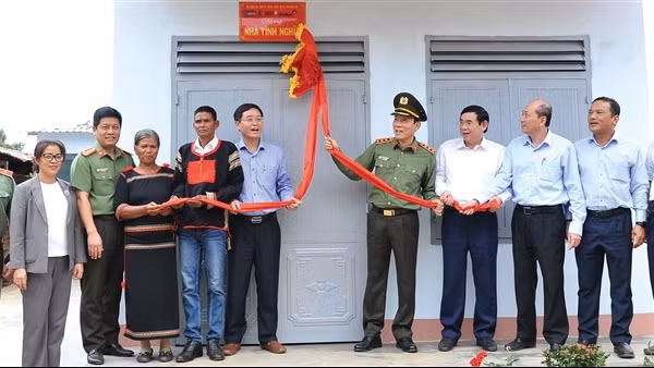 Những ngôi nhà giúp bà con vùng đồng bào dân tộc thoát nghèo