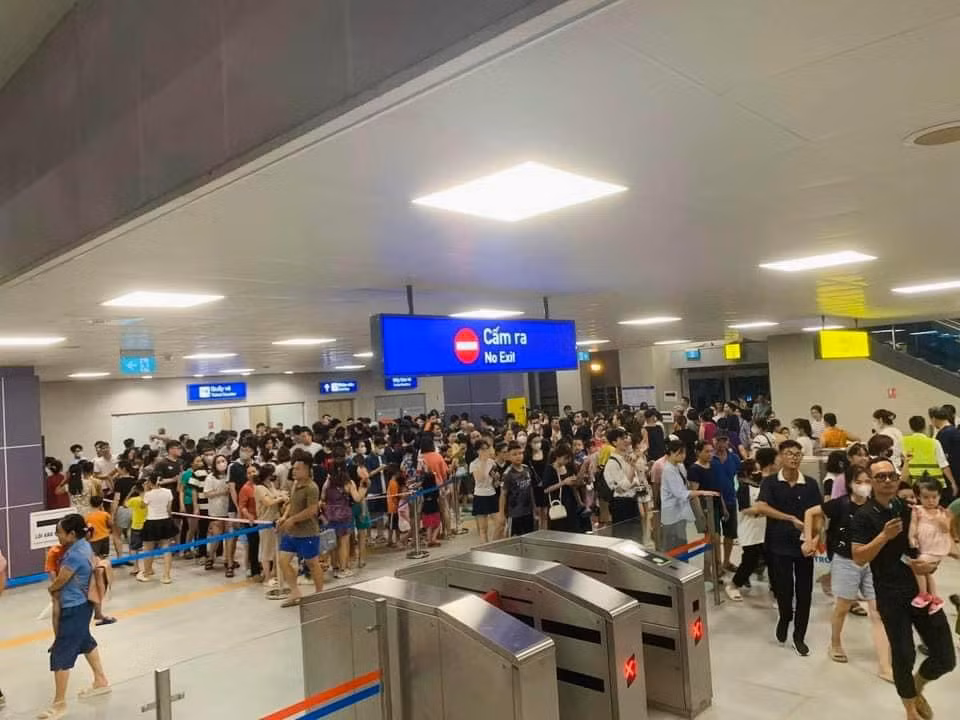 Metro Nhổn - ga Hà Nội thu hút hơn 250 nghìn lượt khách sau 4 ngày hoạt động -0