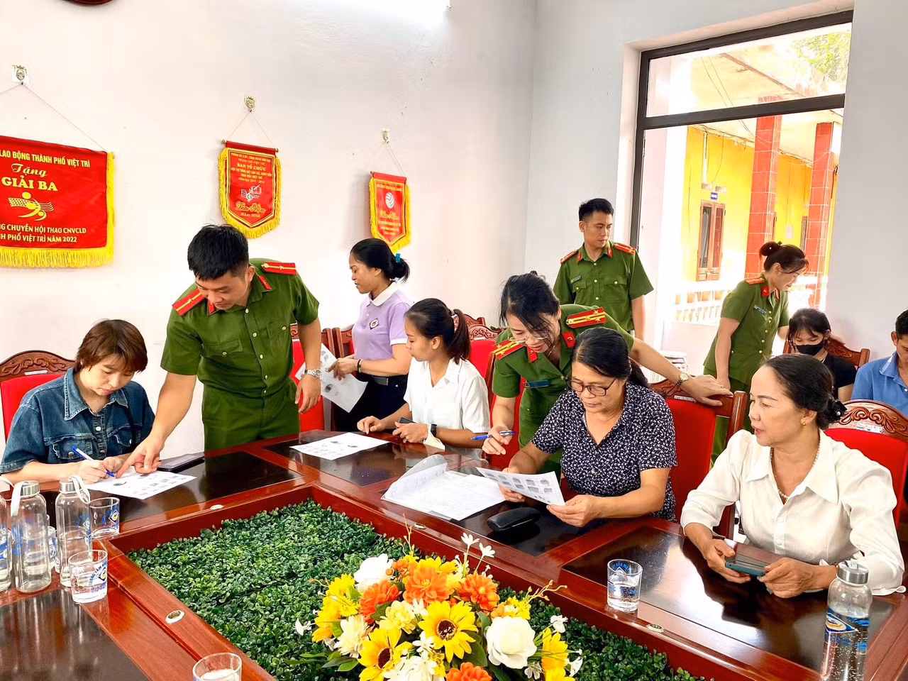 Cấp căn cước cho 14 trẻ em mồ côi khuyết tật&nbsp; -2