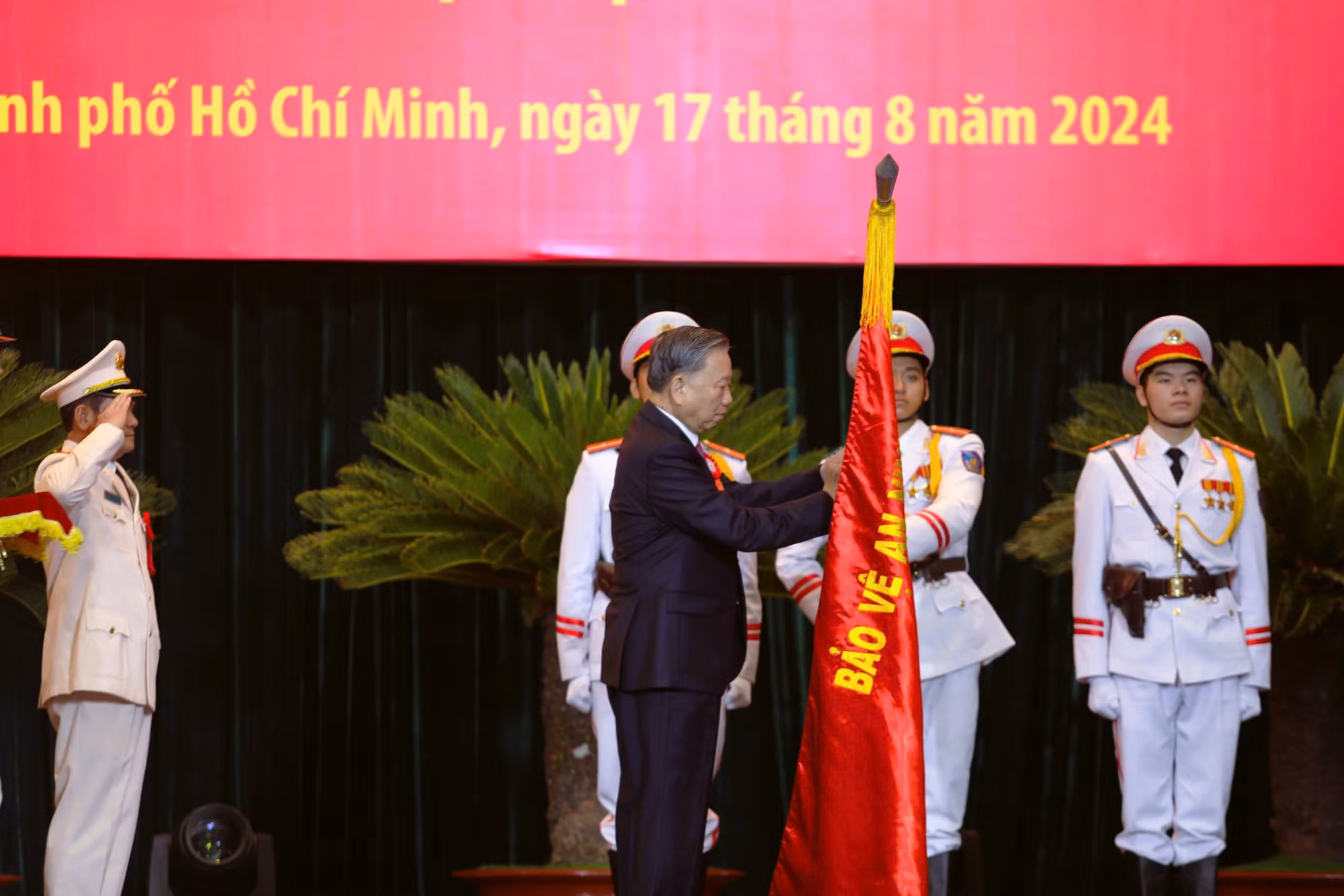 Đảng ủy Công an Trung ương và Thành ủy TP Hồ Chí Minh tiếp tục gương mẫu, đi đầu trong mọi nhiệm vụ -1