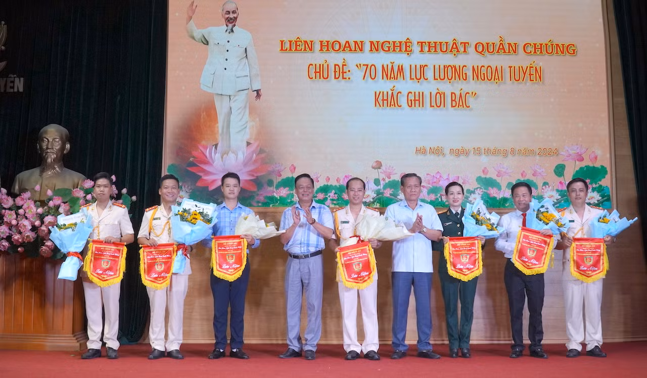 Sôi nổi liên hoan nghệ thuật quần chúng Cục Ngoại tuyến -0