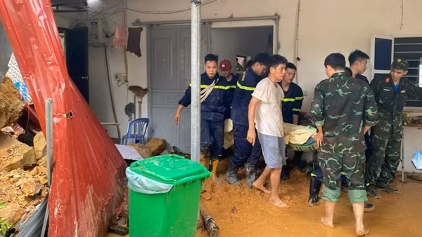 Sạt lở đất đè nhà kho, Cảnh sát cứu em bé 5 tuổi thoát chết