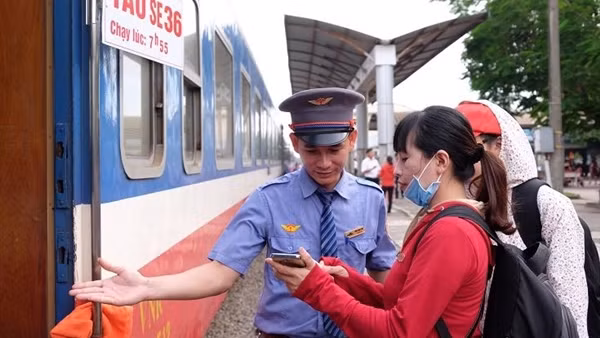 Khách đi tàu hỏa được giảm giá nhiều dịch vụ taxi, giải trí