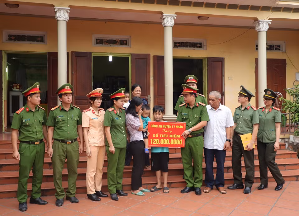 Công an huyện Lý Nhân trao tặng sổ tiết kiệm cho con của đồng đội từ trần -0
