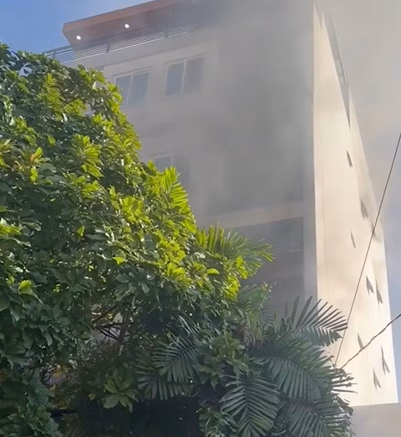 Dùng xe thang giải cứu người nước ngoài mắc kẹt trong vụ cháy căn nhà 5 tầng -0