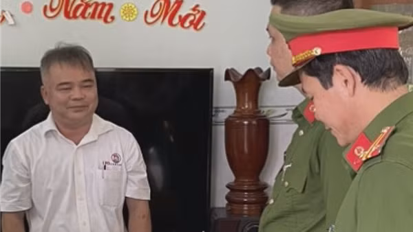 Khởi tố nguyên Chủ tịch phường, bắt giam kế toán rút tiền công trả nợ riêng
