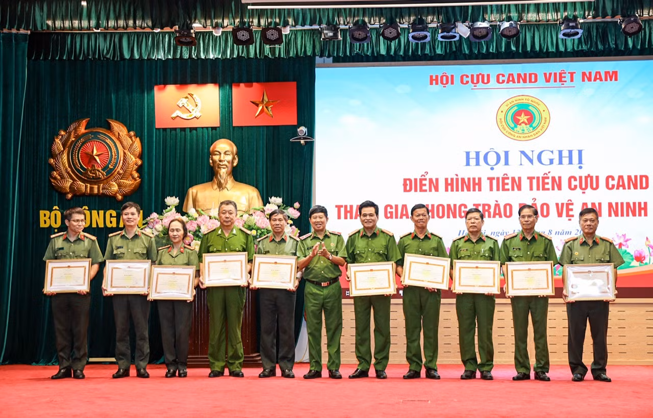 Biểu dương 33 tập thể, 20 cá nhân cựu CAND điển hình tiên tiến trong phong trào toàn dân bảo vệ ANTQ -0