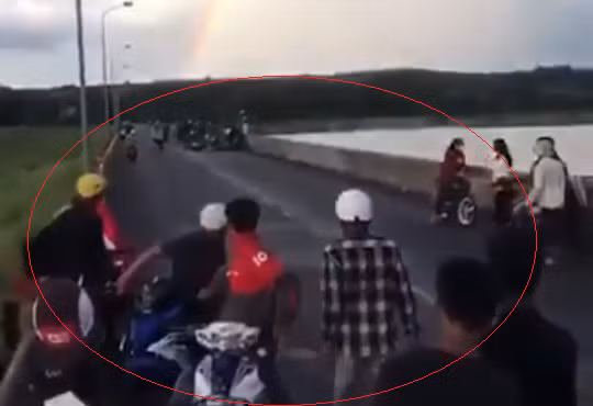 Nhóm học sinh tụ tập đua xe gây tai nạn, 2 học người thương vong -0