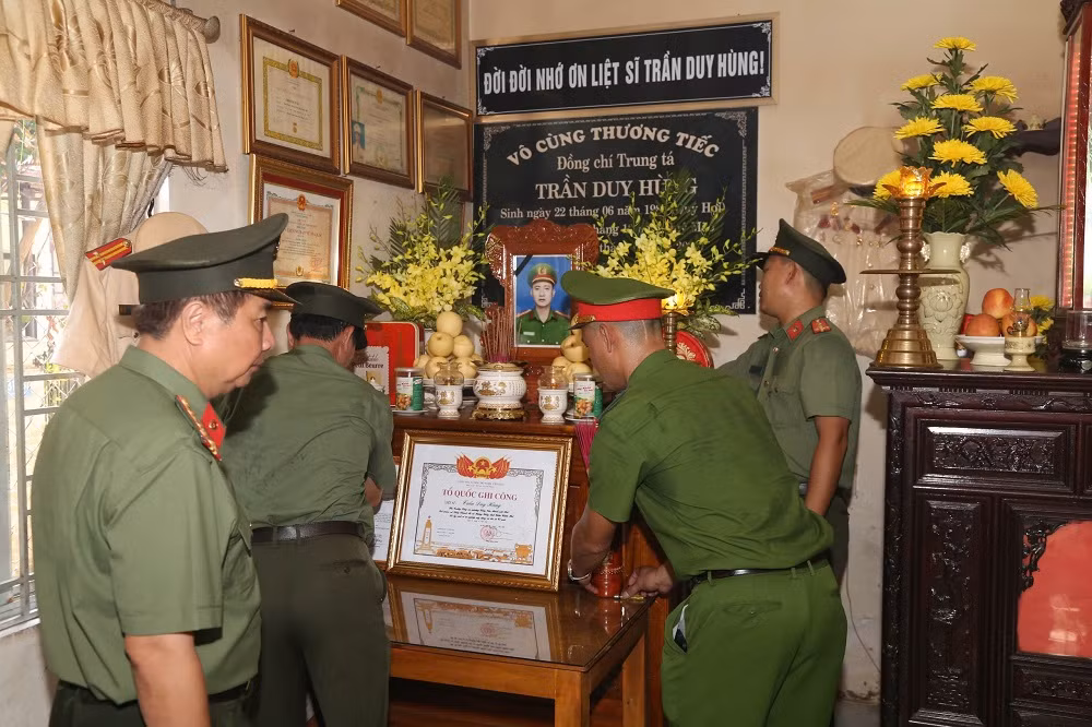 Trao Bằng Tổ quốc ghi công đối với Liệt sỹ Trung tá Trần Duy Hùng -0