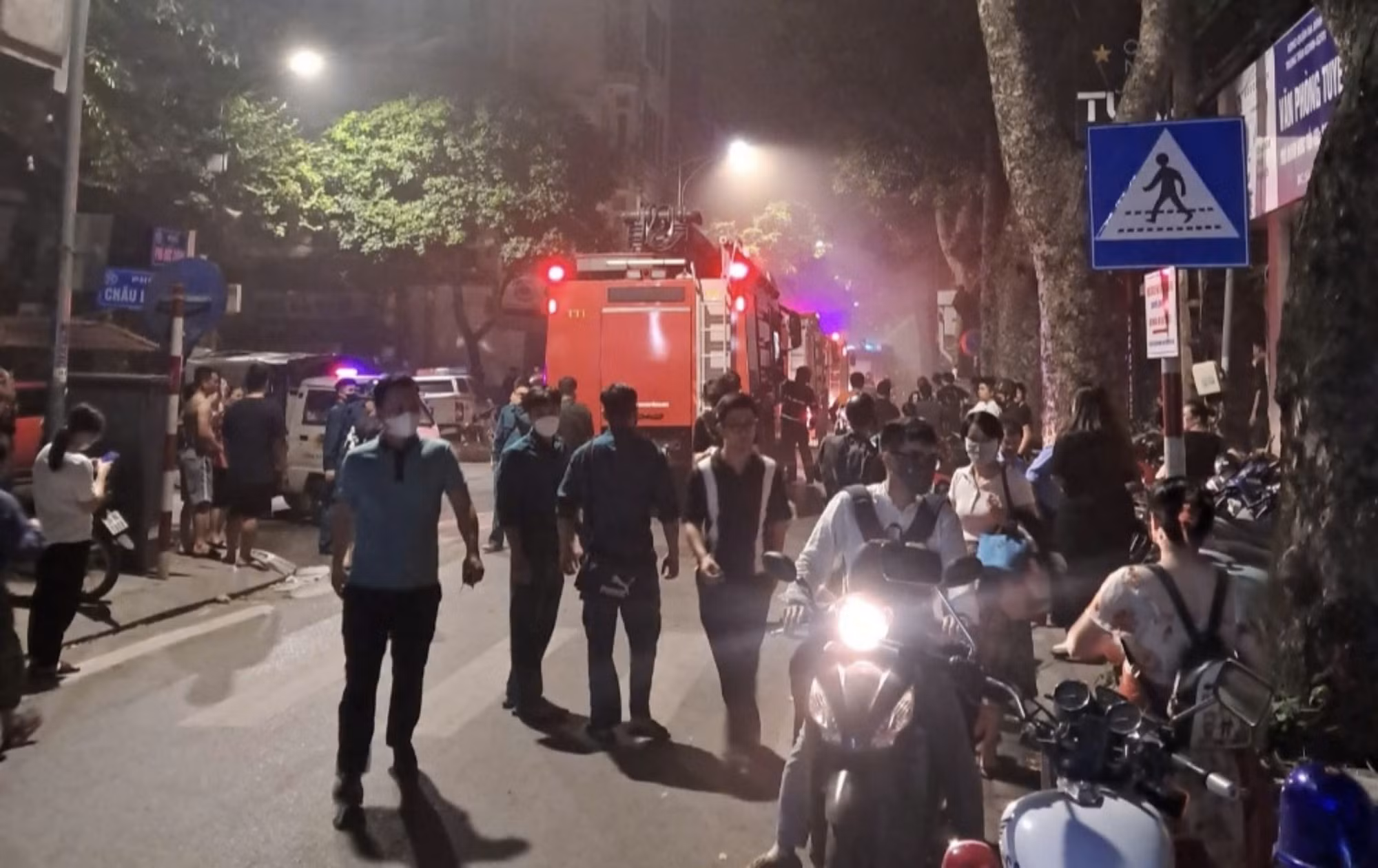 Vẫn chưa thể dập tắt đám cháy tại quán bar đang sửa chữa ở Ba Đình -0