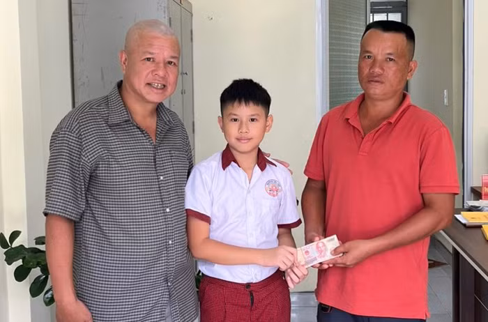 Một học sinh ở Đắk Nông nhặt được 20 triệu đồng trả người đánh rơi -0