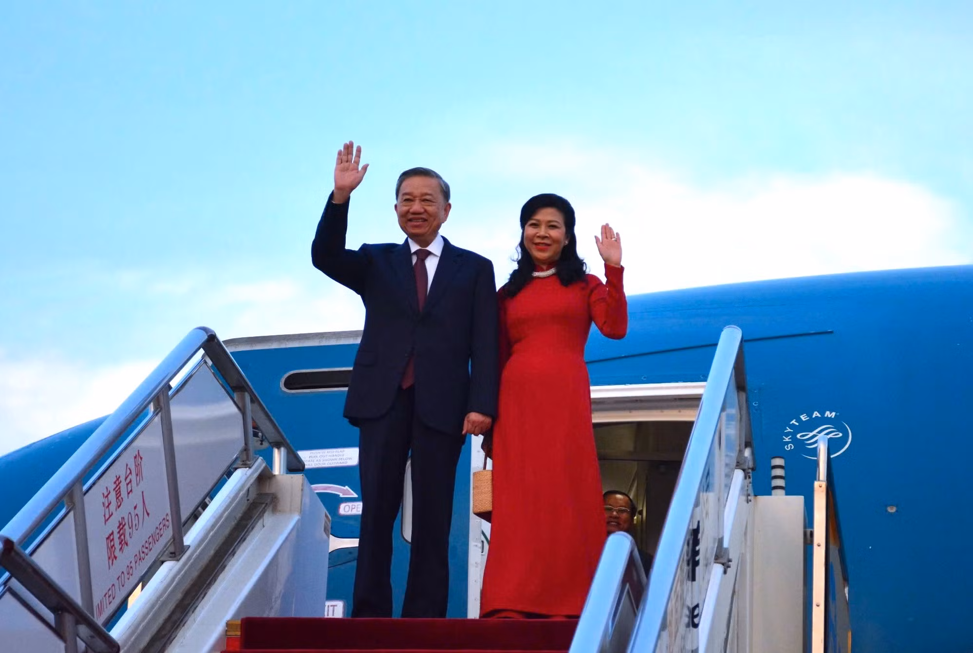 Tổng Bí thư, Chủ tịch nước và Phu nhân đến Bắc Kinh, thăm Đại sứ quán Việt Nam tại Trung Quốc -0