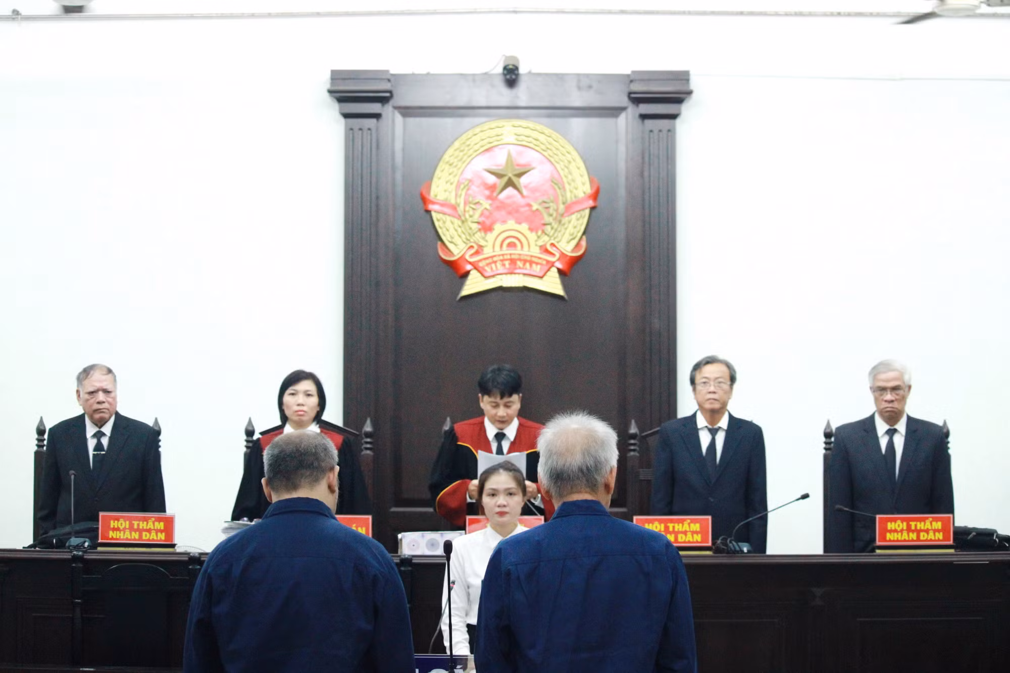 Cấu kết nhận hối lộ khi cải tạo, đăng kiểm ô tô, hai bị cáo đối mặt với khung hình phạt nặng -0