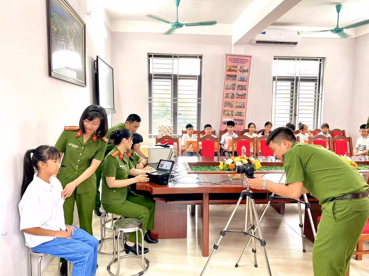 Cấp căn cước cho 14 trẻ em mồ côi khuyết tật&nbsp; -0