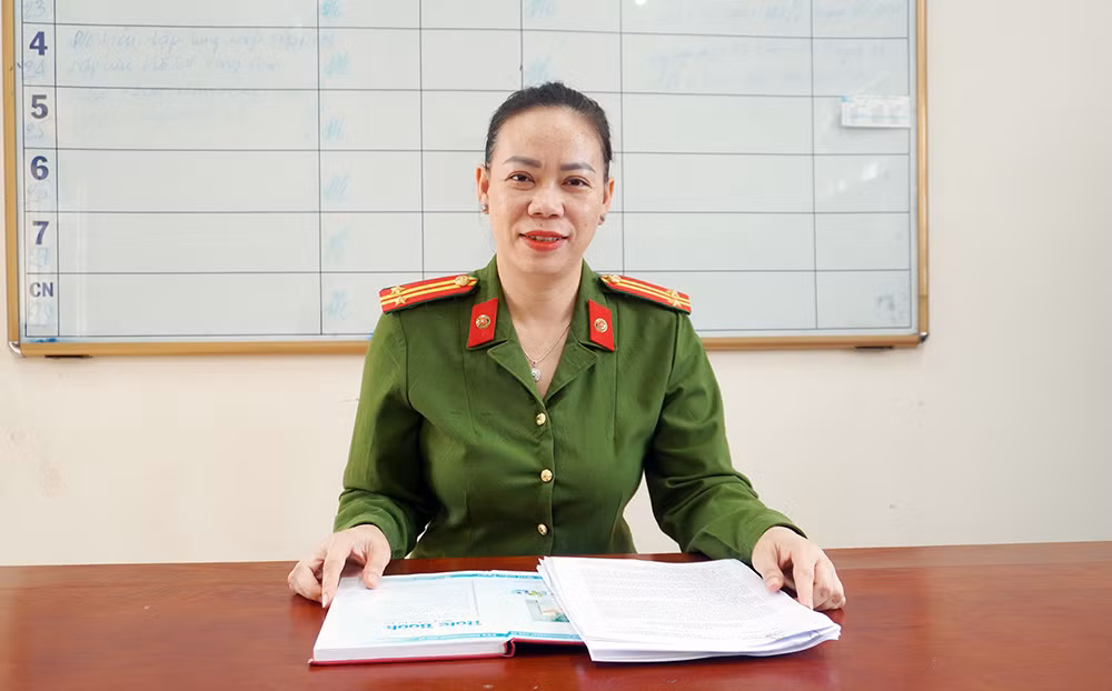 nu cong an xa 3.jpg -1