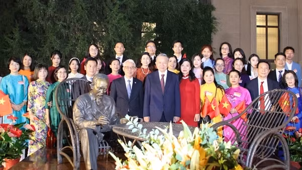 Tổng Bí thư, Chủ tịch nước Tô Lâm gặp gỡ cộng đồng người Việt Nam tại Trung Quốc