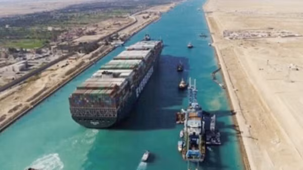 Những con sóng ngầm vẫn chực chờ ập tới kênh đào Suez