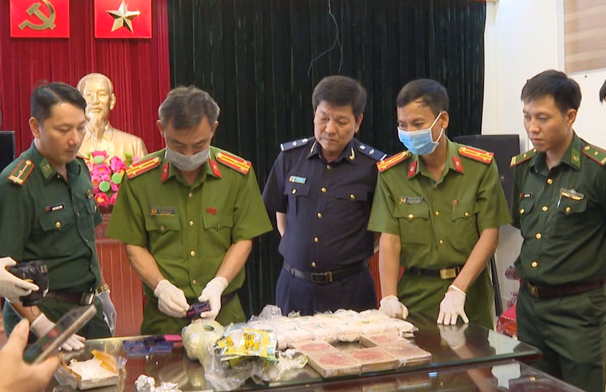 Bắt quả tang đối tượng vận chuyển 6 bánh heroin, 1kg ma tuý đá và 1kg Ketamine -0
