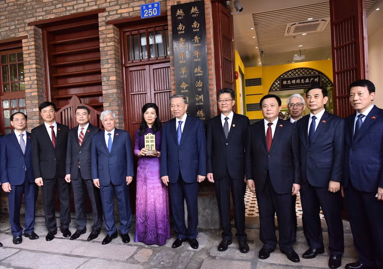 Tổng Bí thư, Chủ tịch nước Tô Lâm cùng Phu nhân thăm Hội Việt Nam Cách mạng Thanh niên tại Quảng Châu -1