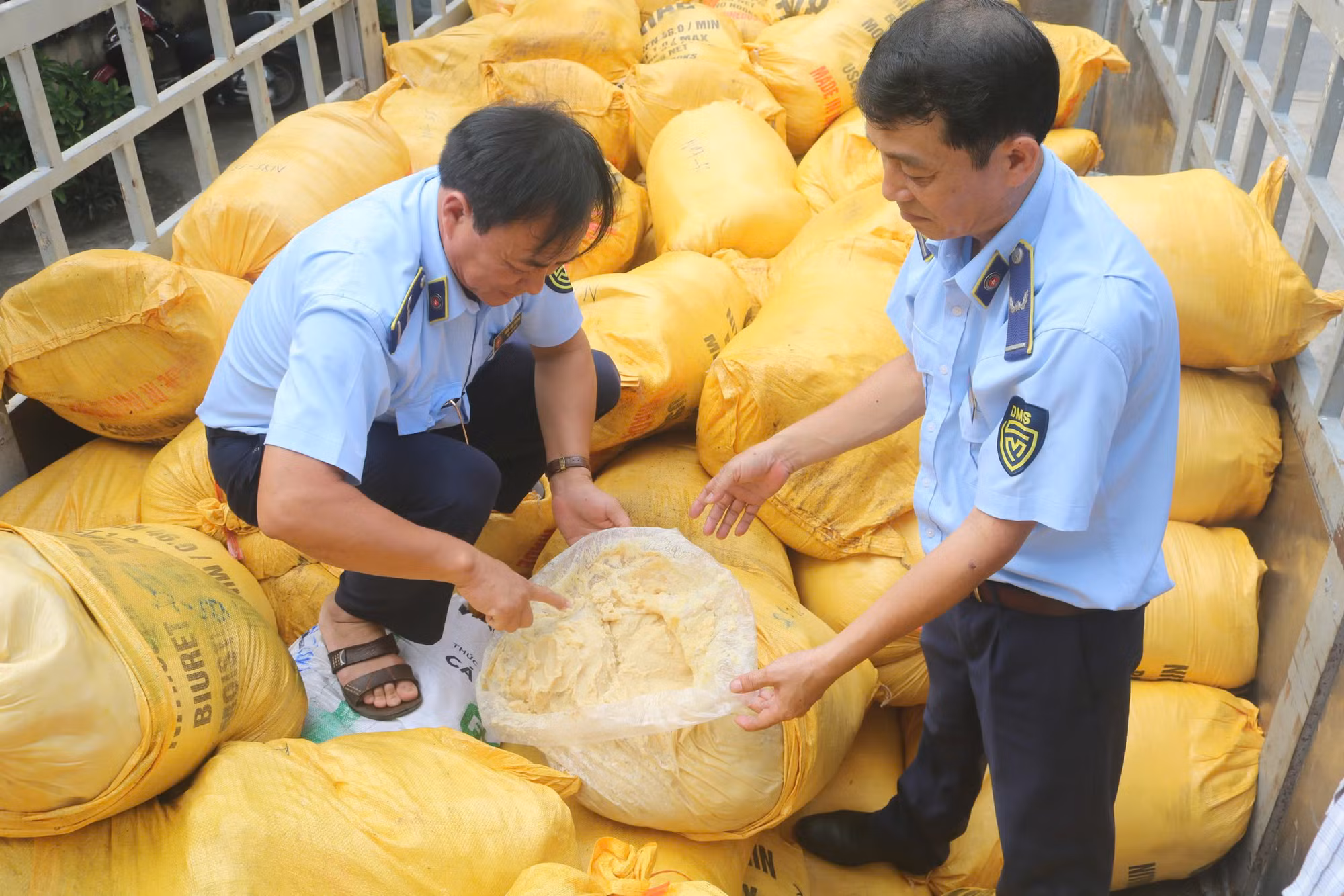  Phát hiện thu giữ hơn 11 tấn mỡ bò các loại không rõ nguồn gốc -0