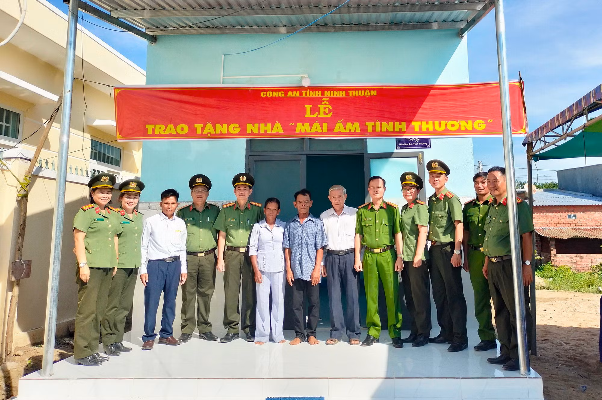 Công an tỉnh Ninh Thuận tặng nhà tình thương cho người dân hiến đất xây dựng trụ sở Công an xã -0