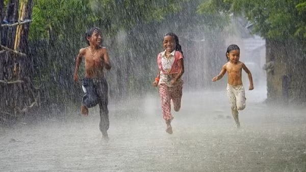 Hà Nội vẫn mưa dông, khắp miền Trung trời nóng