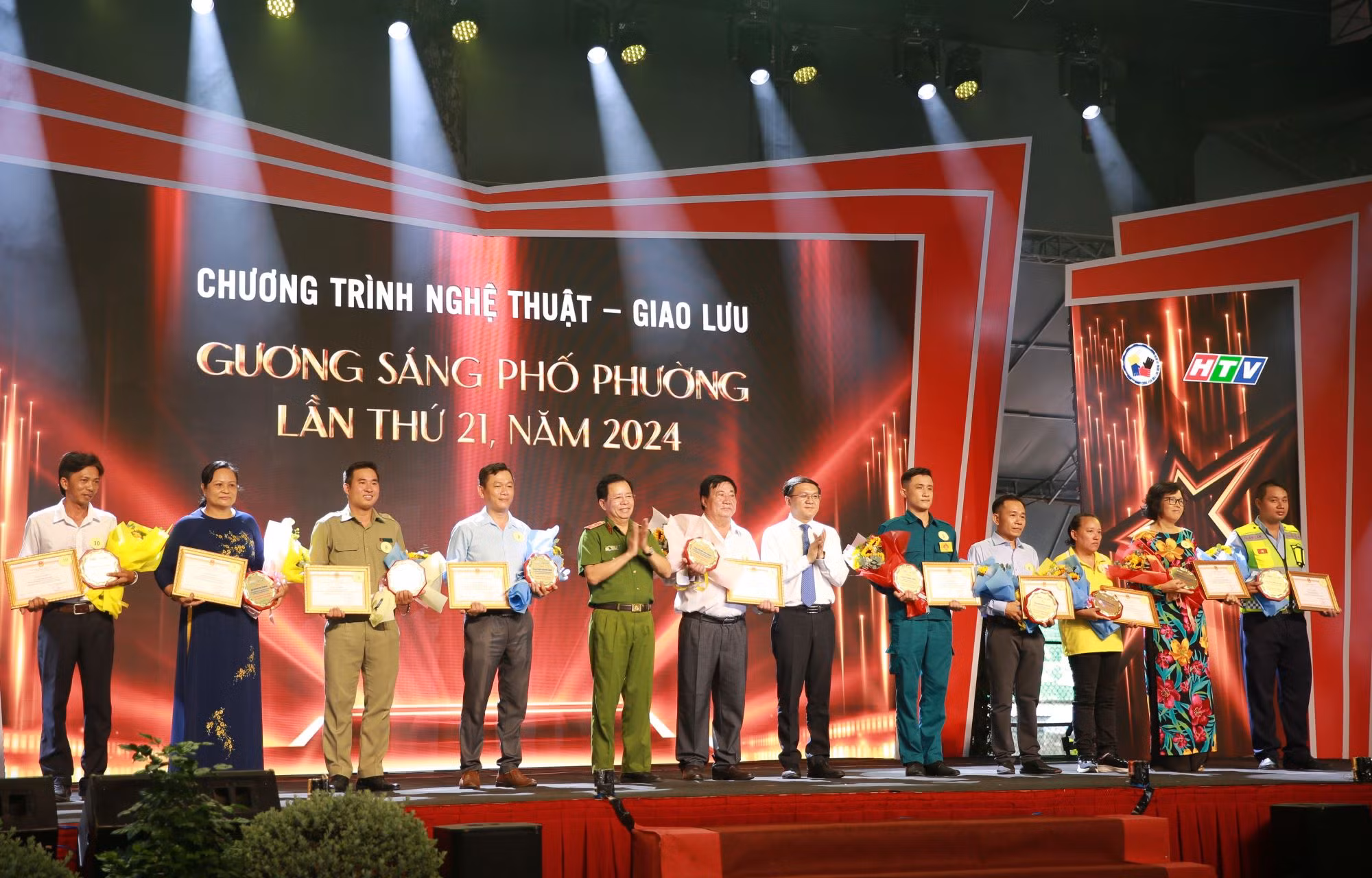 Những tấm gương đời thường bình dị mà cao cả -0