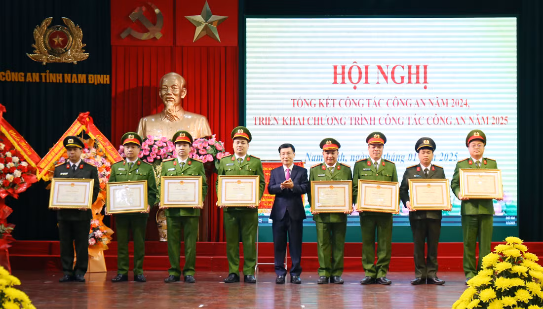 Tiếp tục phát hành thành tích 2 năm liên tiếp đơn vị dẫn đầu phong trào thi đua -0