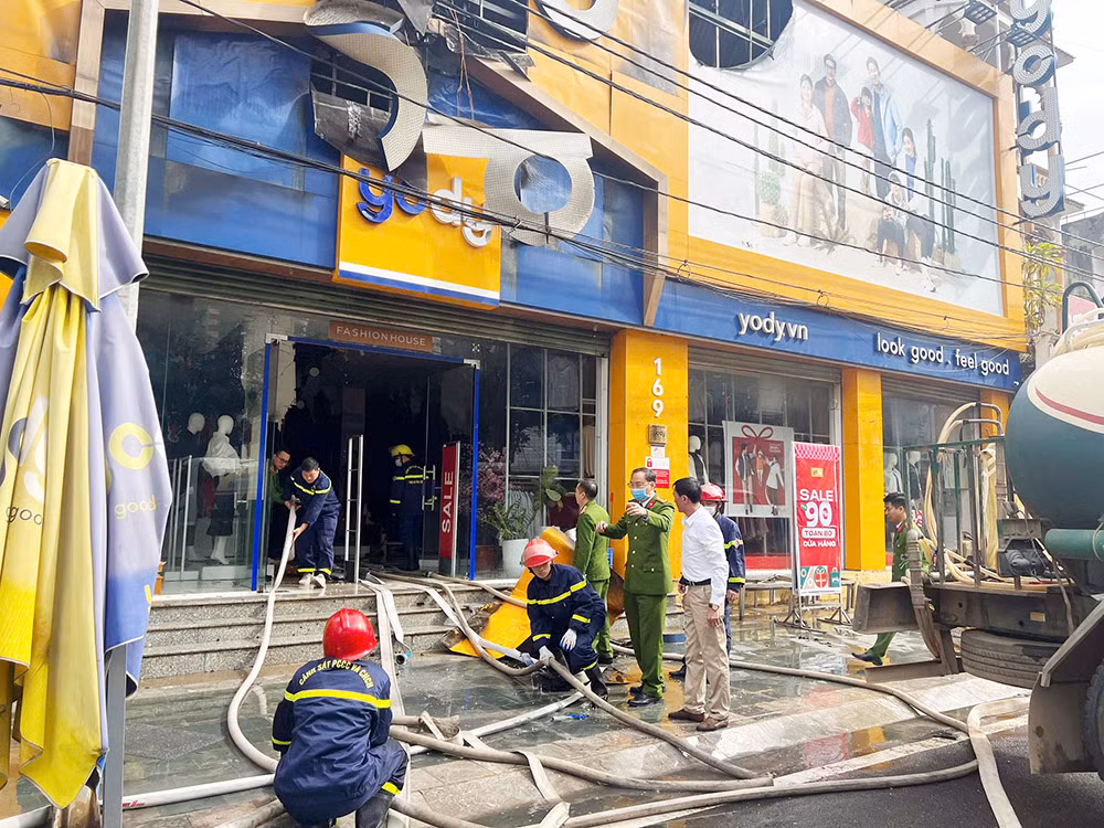 Cháy lớn, thiêu rụi tài sản trong nhà dân và cửa hàng quần áo -1