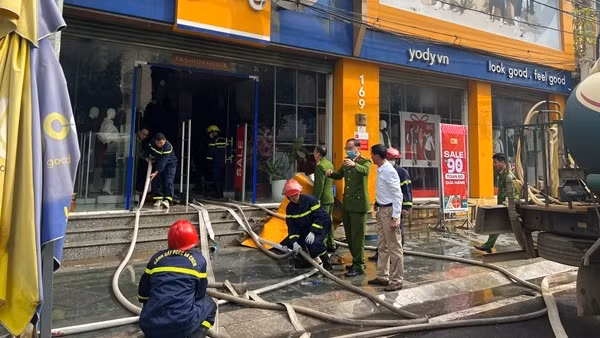 Cháy lớn thiêu rụi tài sản trong nhà dân và cửa hàng quần áo