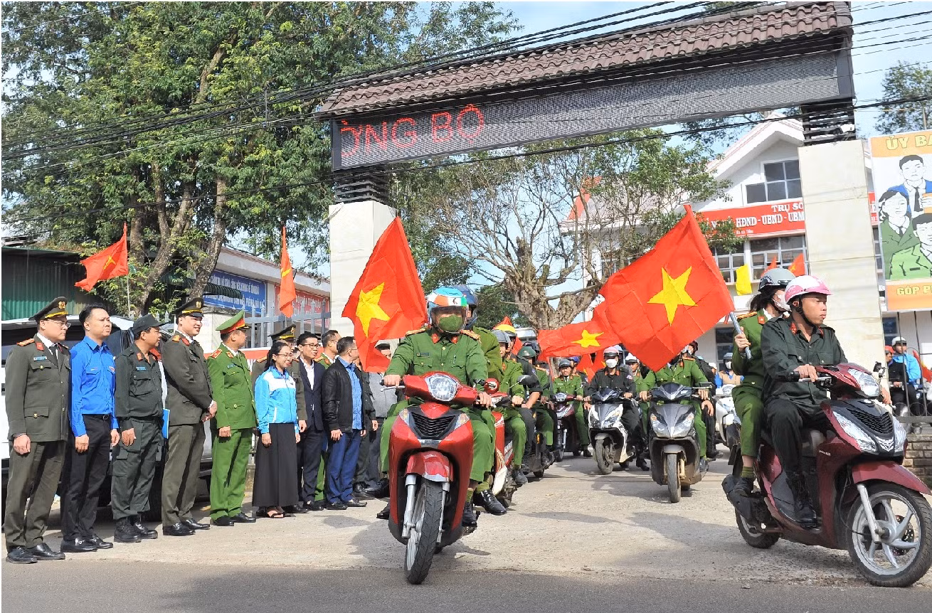 Mang đông ấm về với buôn làng -0