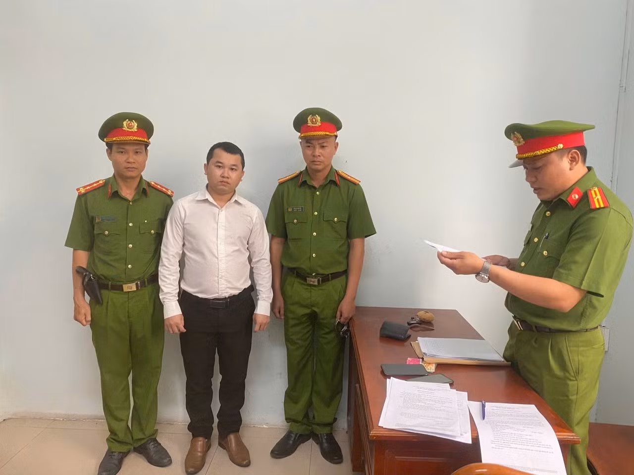 Bắt tạm giam nhân viên ngân hàng lừa đảo chiếm đoạt tiền tỷ -0