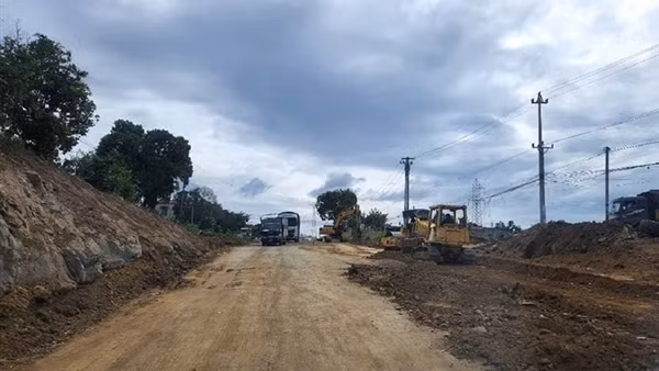 Ngổn ngang trên công trường thi công Quốc lộ 19
