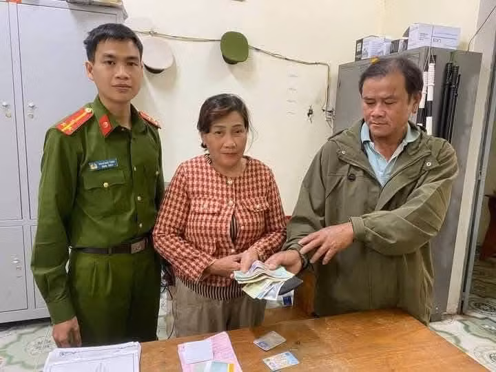 Biểu dương người dân nhặt được của rơi, nhờ Công an tìm người trả lại -0