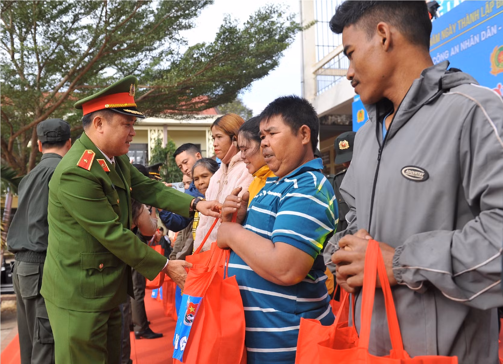 Mang đông ấm về với buôn làng -0