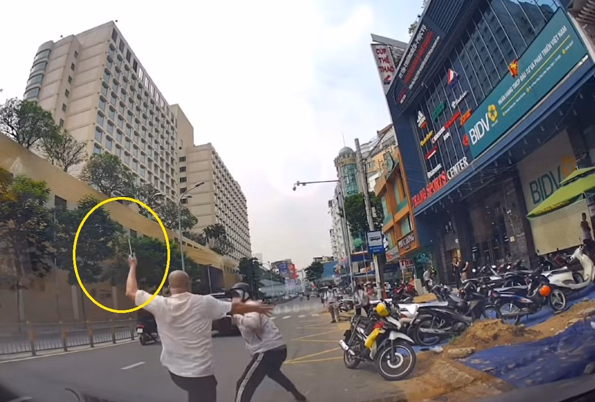 Lại xuất hiện cảnh cầm hung khí đuổi đánh người trên đường phố -0