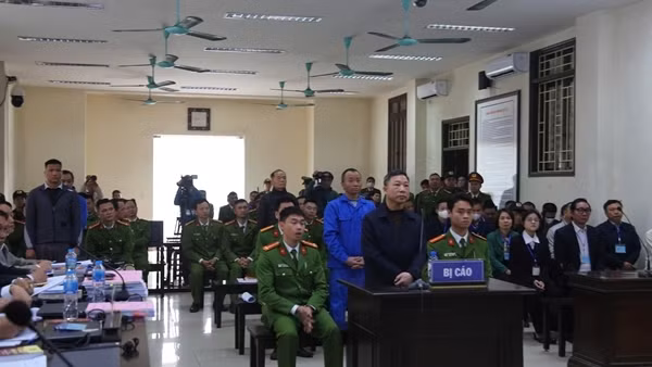 Vợ ông Lưu Bình Nhưỡng tham dự phiên tòa với tư cách người làm chứng