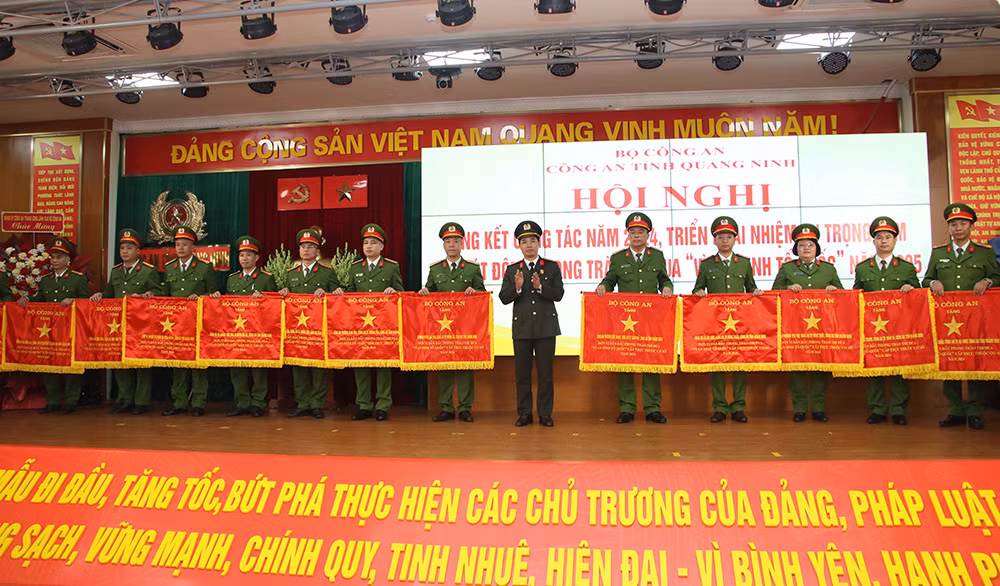 Công an Quảng Ninh phát động phong trào thi đua Vì ANTQ năm 2025 -0