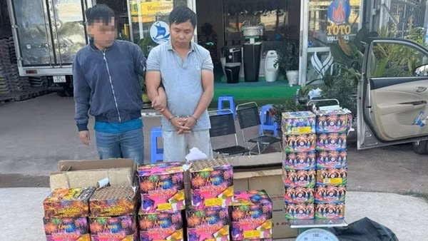 Bắt giữ đối tượng vận chuyển gần 2 tạ pháo lậu