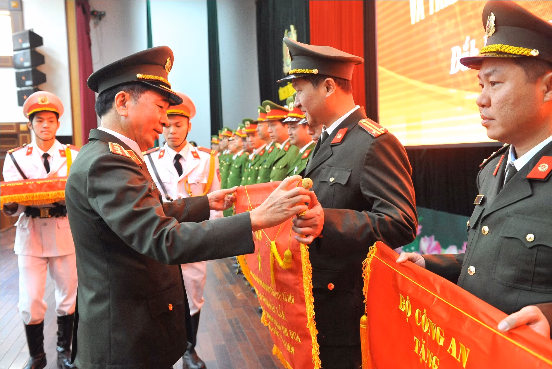 Giữ vững an ninh trật tự để đưa Đắk Lắk phát triển thành tỉnh trọng điểm vùng Tây Nguyên -0
