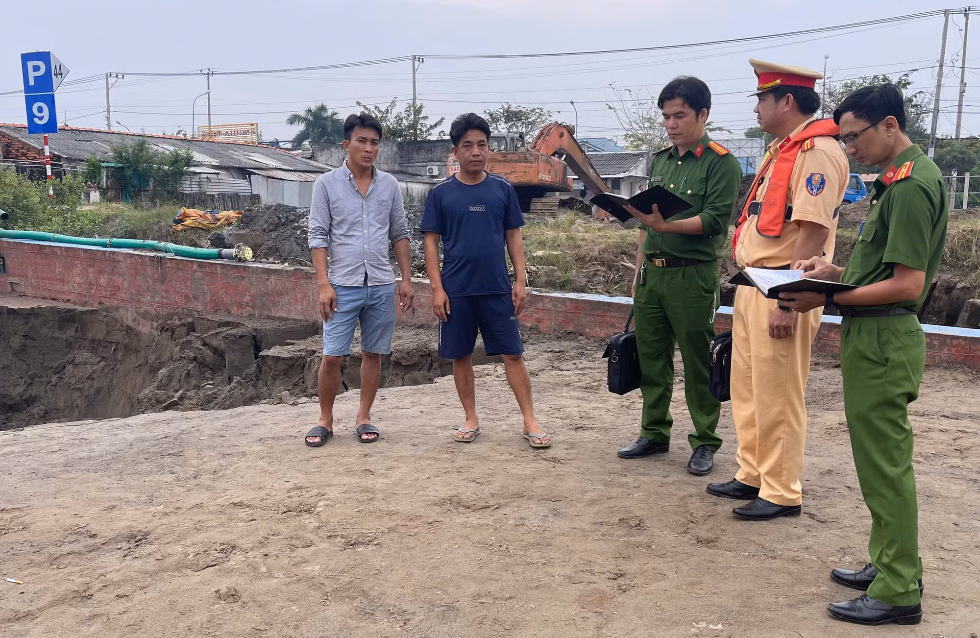 Lập biên bản 2 xà lan chở cát không hoá đơn hợp lệ -0