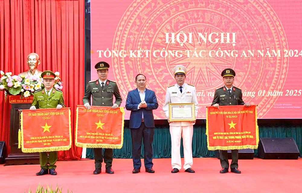 trao co thi dua cua chinh phu va ubnd tinh.jpg -2
