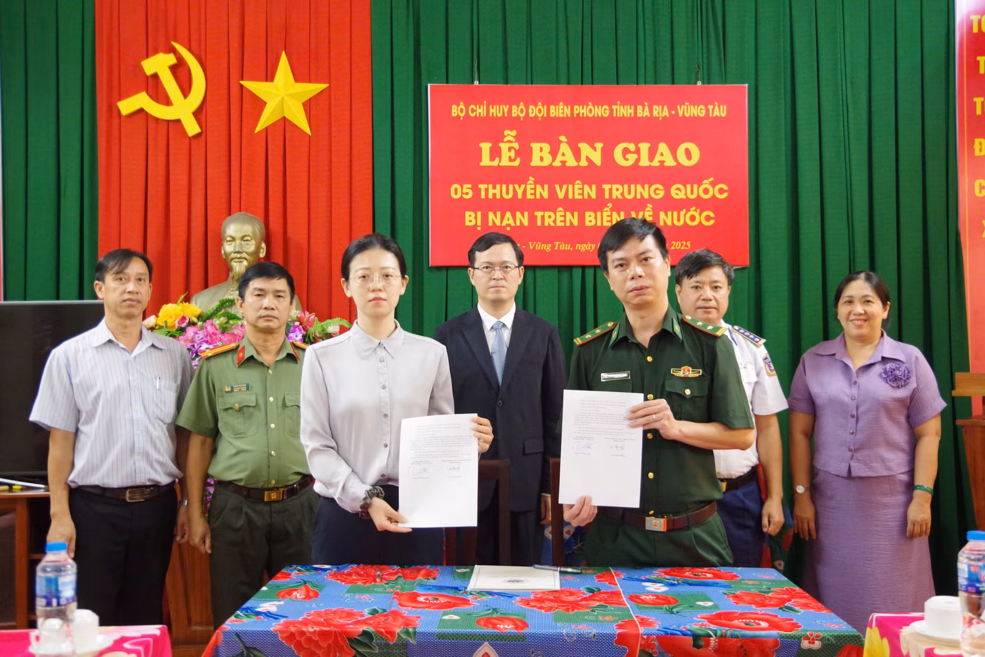 Xúc động buổi lễ bàn giao 5 thuyền viên người Trung Quốc bị nạn trên biển về nước -0