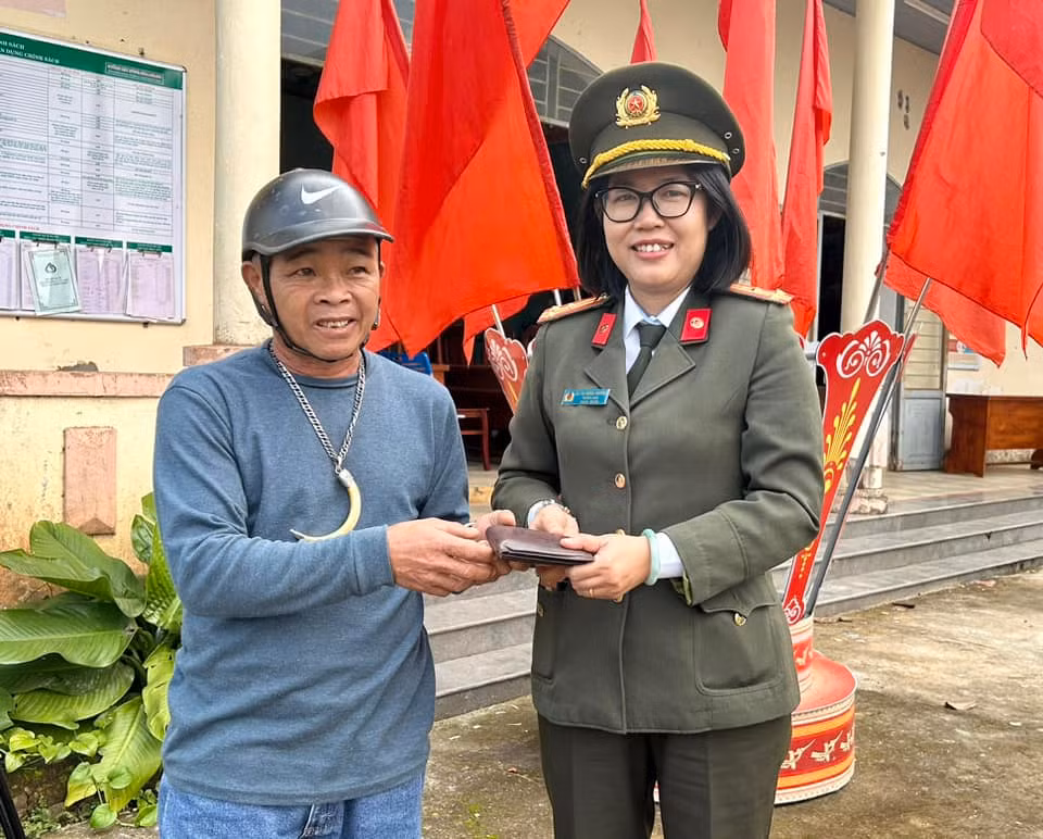 Biểu dương người dân nhặt được của rơi, nhờ Công an tìm người trả lại -0